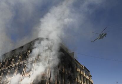 Milicianos talibán han lanzado un ataque coordinado y a plena luz del día contra el centro de Kabul, en el que han participado varios suicidas que se han inmolado en distintos puntos de la capital y otros islamistas se han enfrentado a tiros con las fuerzas de seguridad dentro de un centro comercial (en la imagen, ardiendo). El balance de esta ofensiva es de 14 muertos. Aunque los insurgentes han fracasado en su intento de ocupar edificios gubernamentales, han demostrado su capacidad para sembrar el caos. Éste es el peor ataque en Kabul en casi un año y se ha producido mientras el presidente, Hamid Karzai, estaba tomando juramento a algunos miembros de su gabinete.