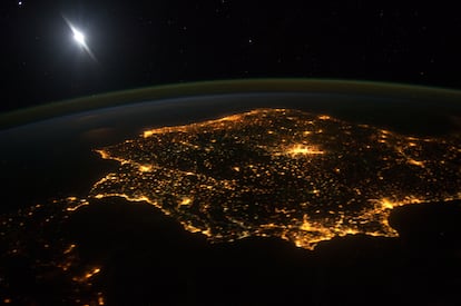 Vista nocturna de la Península Ibérica desde la Estación Espacial Internacional.