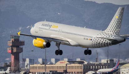 Un avi&oacute;n de Vueling, en El Prat.