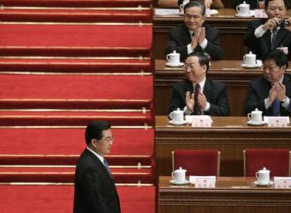 El presidente chino, Hu Jintao, es aplaudido durante la ceremonia de apertura de la Asamblea Popular Nacional ayer en Pekín.