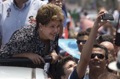 Dilma Rousseff se toma una foto con un elector.