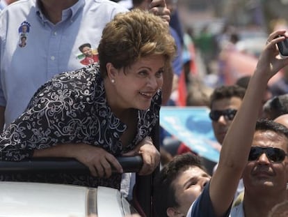 Dilma tira foto com eleitor em campanha no Rio, no dia 20