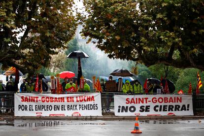 Protesta de la plantilla de Saint Gobain Glass en el Parlament.