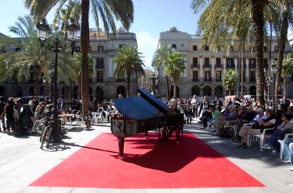 Albert Guinovart tocando en la maratón de piano en la plaza Reial de Barcelona.