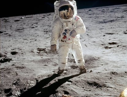 Edwin Aldrin fotografiado por Neil Armstrong, a quien se puede ver en el reflejo del casco. El traje, el A7L, era ignífugo y resistía a temperaturas de 120 grados al sol y de menos 100 grados a la sombra. |