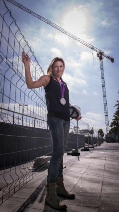 Ana Copado, con la medalla de plata, en la vuelta al trabajo.