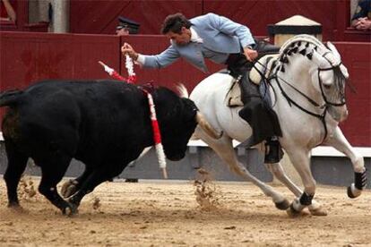 Pablo Hermoso de Mendoza, que cortó una oreja en su segunda actuación, durante el rejoneo a su primer toro.