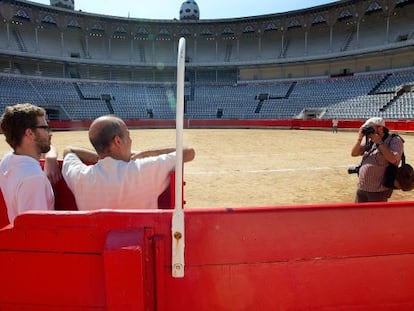 Dos turistas en la Monumental de Barcelona vac&iacute;a, al d&iacute;a siguiente de la celebraci&oacute;n de la &uacute;ltima corrida en el coso.