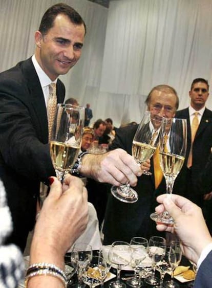 Su alteza Real el principe Felipe, brinda durante la cena que la Unión Vinícola del Penedés ha celebrado en la localidad catalana.