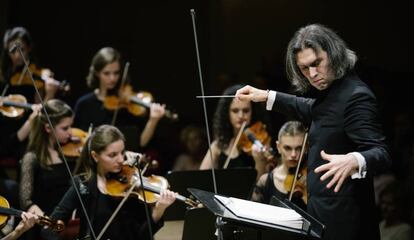 Vladímir Yúrovski dirige a la Gustav Mahler Jugendorchester la Octava de Shostakóvich, el pasado 27 de marzo en la Semperoper de Dresde.
 