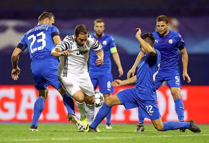 Gonzalo Higuain trata de eludir a varios futbolistas del Dinamo Zagreb.