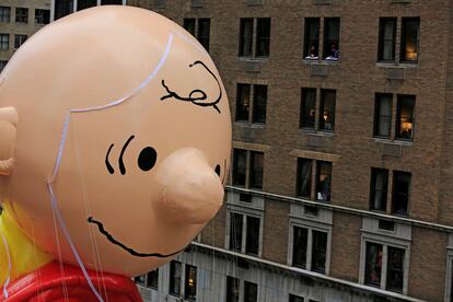 Un gigantesco Charlie Brown desfila por la 6ª Avenida de Manhattan, Nueva York (EE.UU).