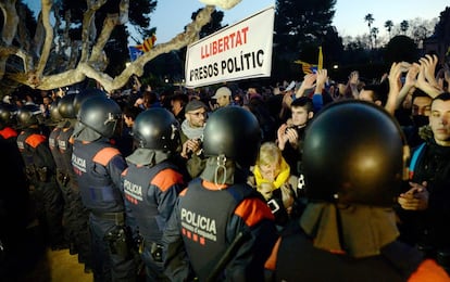 Mossos D’Esquadra diante de um grupo de manifestantes que conseguiu se aproximar do Parlamento da Catalunha.