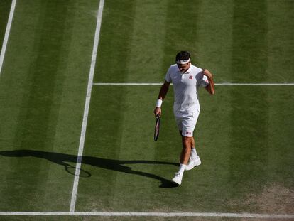 Federer camina cabizbajo durante el partido contra Hurkacz en la pista central de Wimbledon, este miércoles.