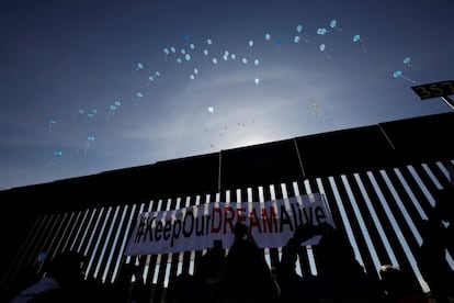Un grupo de 'dreamers' lanza globos al cielo durante un encuentro con sus familiares en la frontera entre México y EE UU.