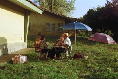 Un grupo de jubilados, delante del chalet que ocupaban en vacaciones. 