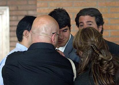 Julián, tercer hijo de Carmen Ordóñez, y Julián Contreras, su segundo marido, son consolados por unos amigos.