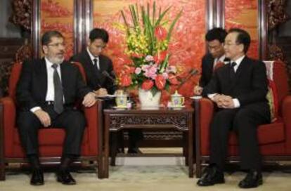 El primer ministro chino, Wen Jiabao (dcha), se reúne con el presidente egipcio, Mohamed Morsi (izq), en el Gran Palacio del Pueblo en Pekín (China).