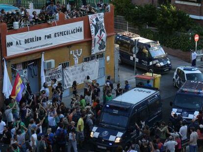 Los alrededores de la calle Ofelia Nieto, 19 con los manifestantes que se han agolpado desde primera hora de la mañana