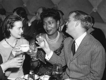 Gloria Vanderbilt, Pearl Bailey y Truman Capote brindan por los veinte años de carrera de la segunda en el Blue Angel de Nueva York en abril de 1955.