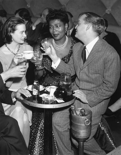 Truman Capote charla con la artista Gloria Vanderbilt (izquierda) y la cantante Pearl Bailey en un club de Nueva York en 1955.