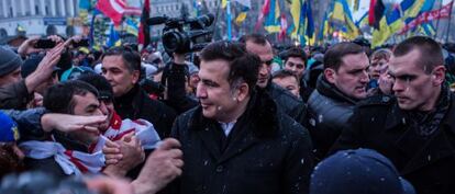 El expresidente de Georgia, Mija&iacute;l Saakashvili llega a la plaza de la Independencia en Kiev el s&aacute;bado. 