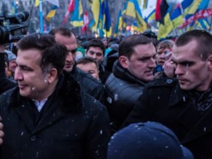 El expresidente de Georgia, Mija&iacute;l Saakashvili llega a la plaza de la Independencia en Kiev el s&aacute;bado. 