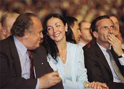 Esther Koplowittz, una de las grandes fortunas españolas, junto a Henry Lachmann (izq.) y Henri Proglio.