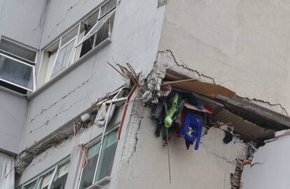 Detalle del costado destruido de un edificio tras el sismo del 19 de septiembre.