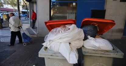 Cubos de basura, hoy en Madrid durante la jornada de huelga del servicio de limpieza.