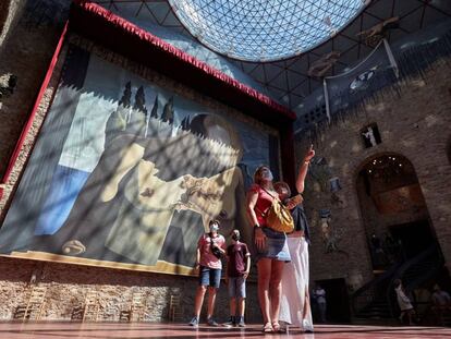Diverses persones visiten el Teatre Museu de Dalí a Figueres.