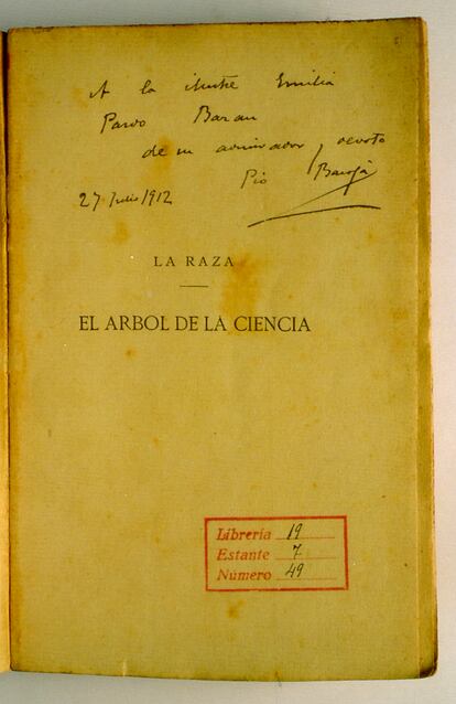 Dedicatoria de Pío Baroja como "admirador y devoto" en un ejemplar de la biblioteca de Pardo Bazán.