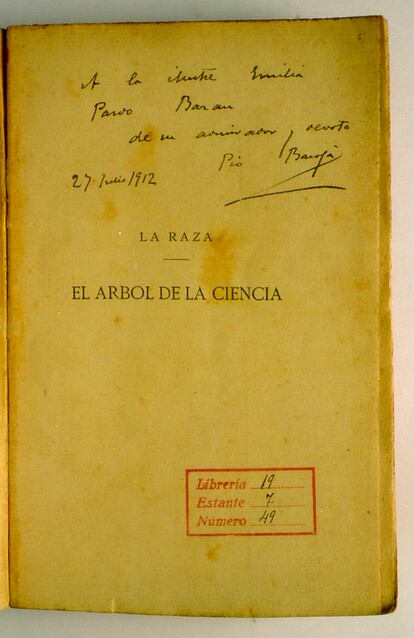 Dedicatoria de Pío Baroja, "admirador y devoto", para la escritora, en un ejemplar conservado en la Real Academia Galega. Todos estaban marcados con un cuño rojo y organizados en varias estancias según unos planos de puño y letra de Pardo Bazán que se guardan en la institución académica.