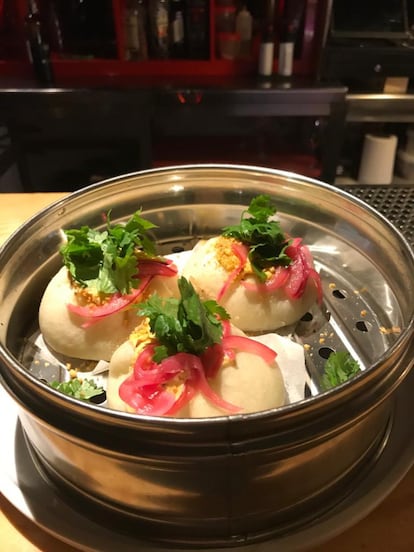 Los platos van cambiando según el día y la temporada. Siempre hay algún guiño a la estación. En primavera-verano hay platos refrescantes como alguna ensalada, y ahora en invierno no falta el ramen caliente, o una increíble crema de almendras con pollo.