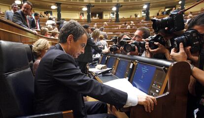 El presidente del Gobierno, José Luis Rodríguez Zapatero, concentrado antes de dirigirse a los diputados en el debate sobre el estado de la nación.