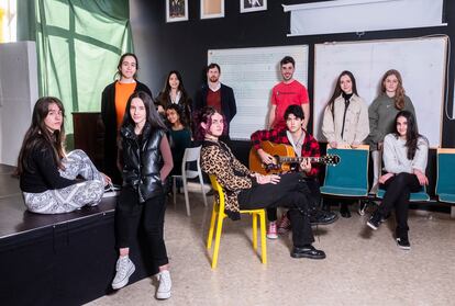 Los alumnos de una clase de Bachillerato Internacional junto al director del centro, Gerard O'Donnell, al fondo.