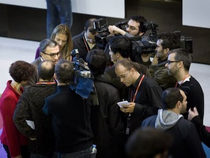 Àngel Ros, rodeado de periodistas, realizando declaraciones tras anunciar que se presentará a las primarias a la Generalitat.