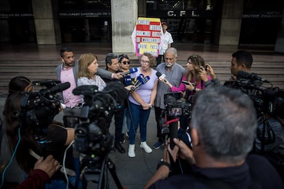 La esposa de Carlos Correa, Mabel Calderín, da declaraciones a la prensa en la entrada de la Defensoría del Pueblo este lunes, en Caracas.