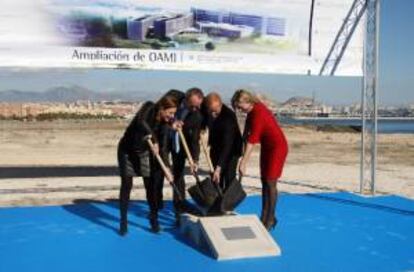 El president de la Generalitat Valenciana, Alberto Fabra (2º izqda), el presidente de la Oficina para la Armonización del Mercado Interior (OAMI), Antonio Campinos, la delegada del Gobierno en la Comunidad Valenciana, Paula Sánchez de León (izqda), y la alcaldesa de Alicante, Sonia Castedo, durante el acto de colocación de la 1ª piedra de la ampliación de la OAMI, hoy, en Alicante.