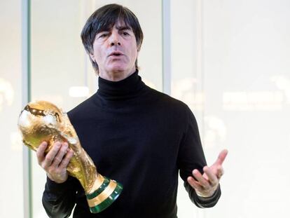El entrenador de la selección alemana de fútbol, Joachim Löw, en el museo de la FIFA en Zúrich, con la copa del Mundo.