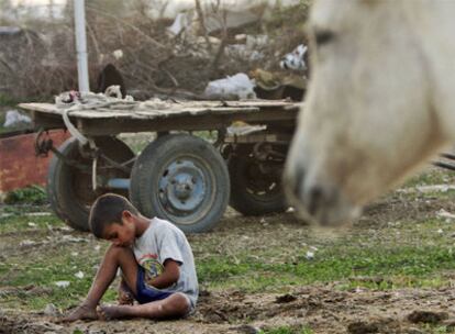 Un niño palestino en una imagen tomada ayer al sur de la ciudad de Gaza.