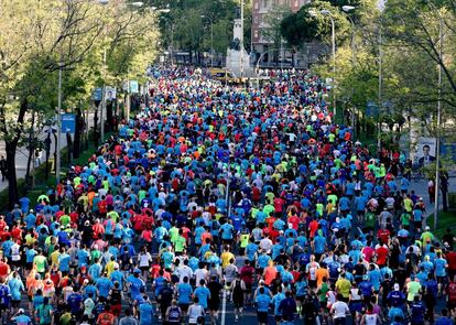 Por primera vez en su historia el maratón madrileño se corría en sábado. Los organizadores tuvieron que adelantarlo en un día para no coincidir con las elecciones generales, lo que supuso -aseguran- una merma de medio millón de euros en los ingresos.