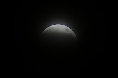 Una fina capa de nubes cubre el eclipse lunar total en Arlington, Texas.