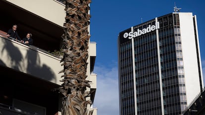 Edificio de oficinas del Banco Sabadell en la avenida Diagonal de Barcelona, este miércoles.