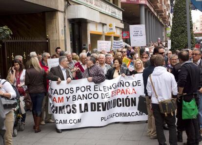 Afectados por la venta de productos de la CAM protestan en Alicante
