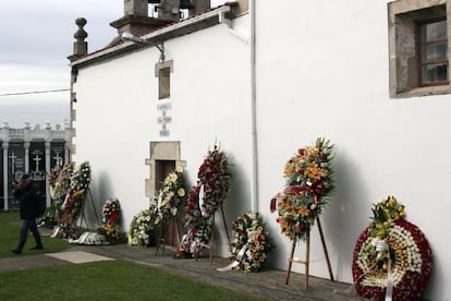 Manuel Fraga eligió ser enterrado en la localidad coruñesa de Perbes, donde veraneaba y donde también está enterrada su esposa.