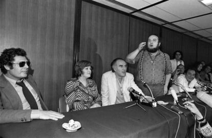 El director italiano Marco Ferreri (de pie), ofreciendo una rueda de prensa de su película 'La gran comilona', junto a (desde la izquierda), el actor Marcello Mastroianni, Andrea Ferreol, Michel Piccoli, Ugo Tognazzi y Philippe Noiret, durante la 26º edición del Festival de Cannes, en 1973.