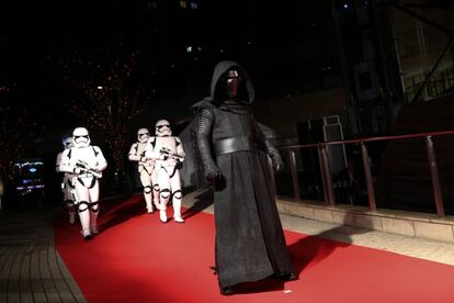 El personaje ficticio Kylo Ren es acompañado por un soldado de la Tropa de Asalto.
