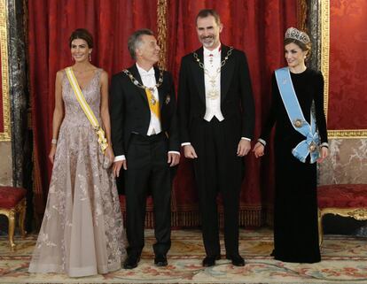 Los reyes Felipe y Letizia posan con el presidente del Argentina, Mauricio Macri y su esposa, Juliana Awada.