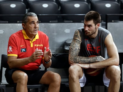 Juancho Hernangómez y Sergio Scariolo durante un entrenamiento de la selección española.